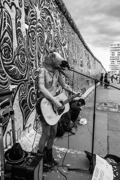 Streetphoto Eastside Gallery - Pferd mit Guitarre,