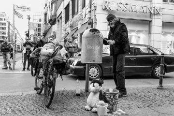 Streetphoto Gib's mir! ...Streetdrummer