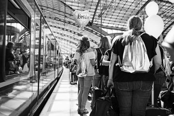 Streetphotography Junggesellinnen "Goodbye bride", HBF Berlin