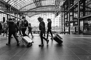 schwarzweiß street photo Berlin "Freifahrt bekommen", Berlin HBF