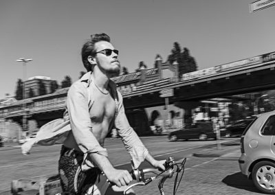 Oberbaumbrücke Streetphotography Radfahrer offenes Hemd