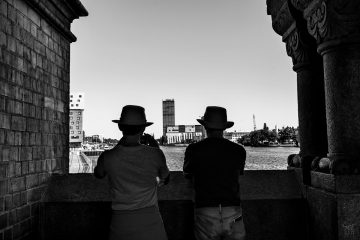 Oberbaumbrücke Streetphotography Paar Hut Silhouetten