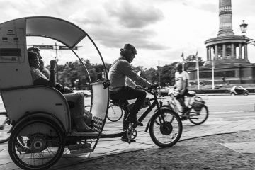 schwarzweiß street photo "Chillen der Rikscha", Berlin Siegessäule