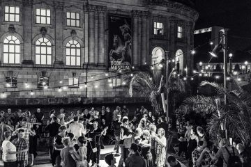 schwarzweiß street photo "Mitternacht Tanz" Berlin Bode Museum