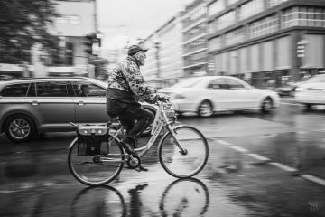 street photo "Bei jedem Wetter...", Radfahrer im Regen, Berlin, Tauentzienstrasse