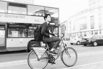 street photo "Tiefenentspannt durch den Verkehr", Berlin, Potsdamer Platz