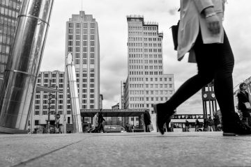 Streetphotography Potsdamer Platz, Froschperspektive