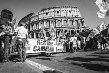 schwarzweiß street photo "Demo vor dem Colosseum", Rom