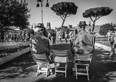 schwarzweiß street photo Rom "kopflos"