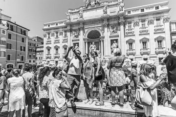 schwarzweiß street photo "Rumfotografieren am Trevi Brunnen", Rom