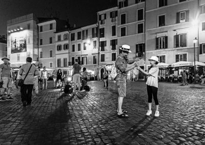 schwarzweiß street photo Piazza Navona by Night Roma