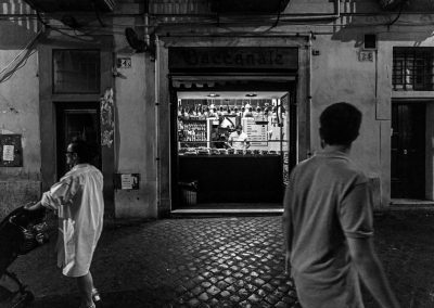 schwarzweiß street photo "hineingeschaut - Pizza to go", Rom 2017