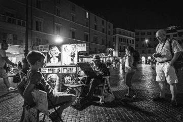 schwarzweiß street photo Piazza Navona Rom "Mitternacht Karikaturist"