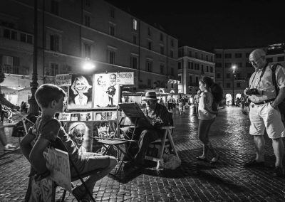 schwarzweiß street photo Piazza Navona Rom "Mitternacht Karikaturist"