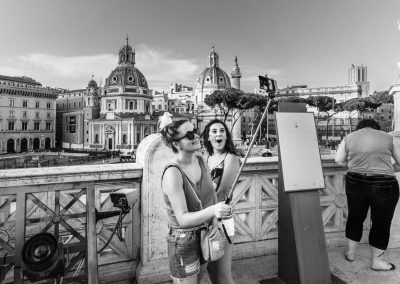 schwarzweiß street photo "Selfie mit Möwe", Rom, Altare della Patria