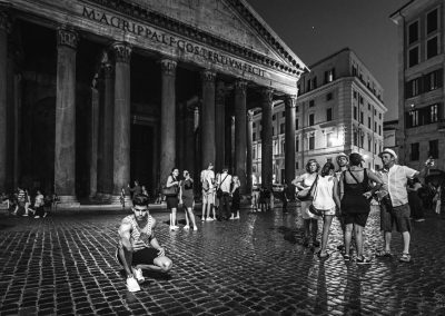 schwarzweiß street photo Pantheon Roma Selfie