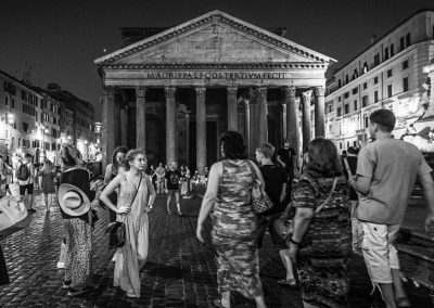 schwarzweiß street photo "Nachts vor dem Pantheon" Rom