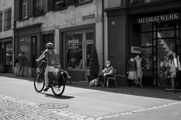 street photo "Päuschen vorm Heimatwerk", Basel Switzerland