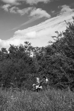 street photo "Mit Sousaphon im hohen Gras", Kleistpark Berlin