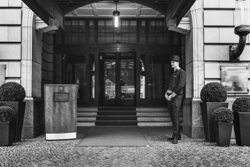 Street Photo "Geduldiger Page - Hotel Adlon", Berlin Unter den Linden