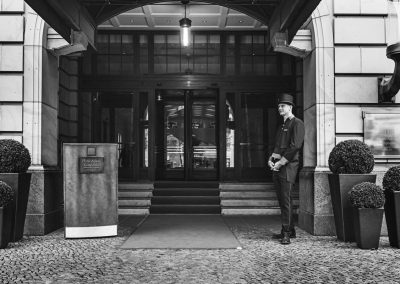 Street Photo "Geduldiger Page - Hotel Adlon", Berlin Unter den Linden