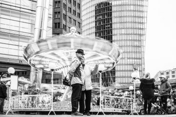 street photography "Auf der Hut vor dem Kettenkarussell", Berlin Potsdamer Platz