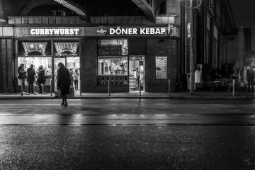 street photo "Bio Currywurst vs. Döner Kebap", Berlin Friedrichstraße 2017