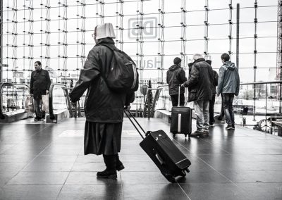 Street Photo "Nonne mit kleinem Handgepäck", Berlin HBF