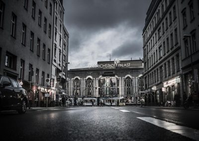 Streetphotography - "Friedrichstadtpalast bei Nacht"